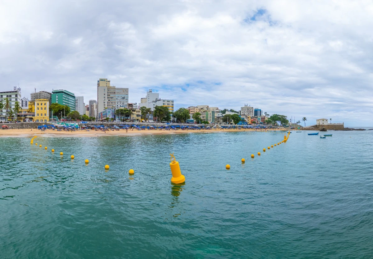 Idoso morre após afogamento no Porto da Barra em Salvador