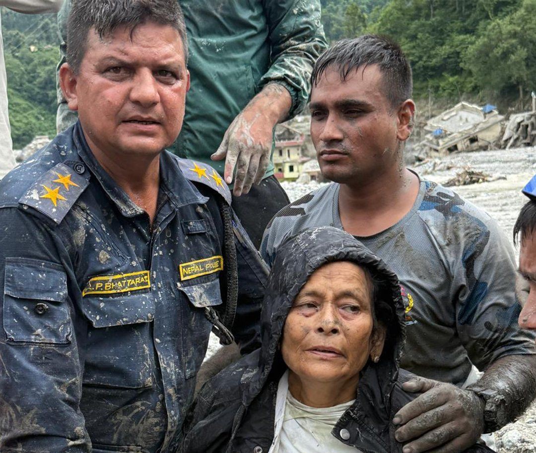 Equipes de resgate encontram dois sobreviventes no Nepal