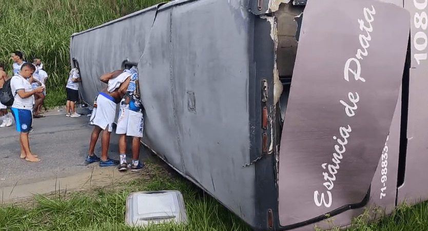 Ônibus com torcedores do Bahia tomba em Pernambuco
