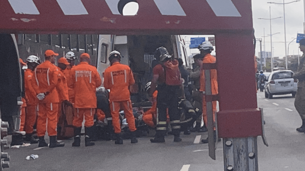 Homem é resgatado após subir em telhado de estação de metrô