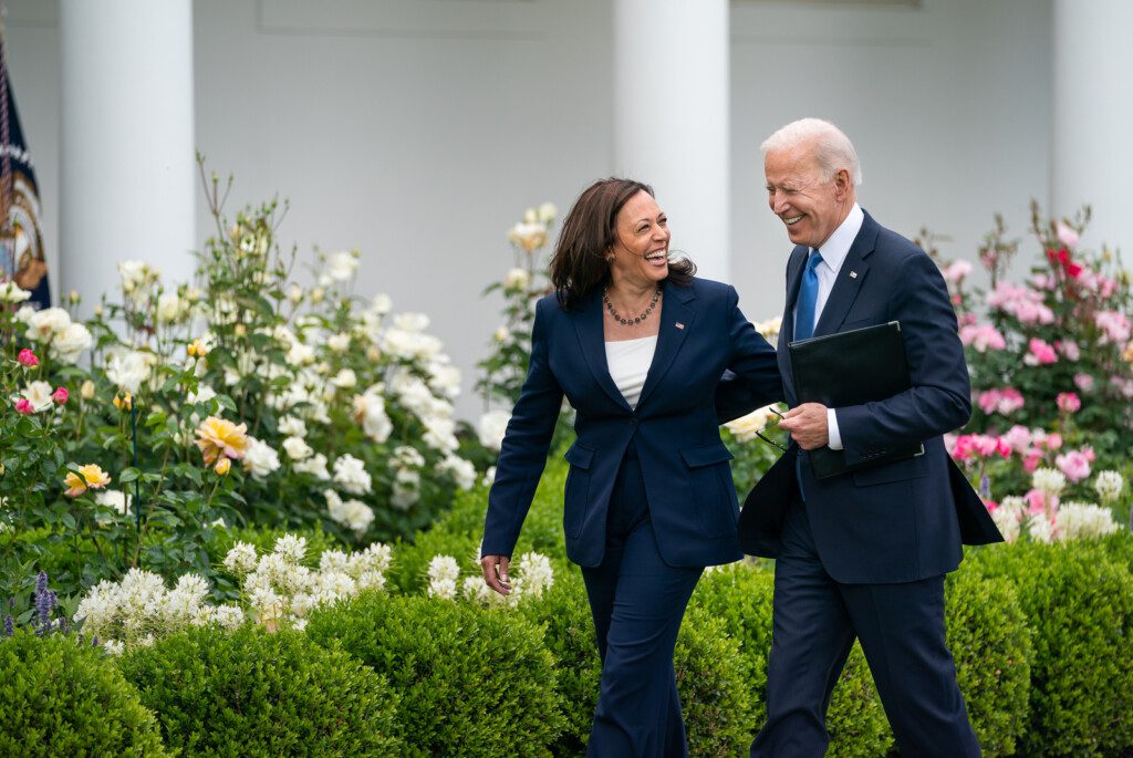 Joe Biden desiste de reeleição e apoia nome de Kamala Harris
