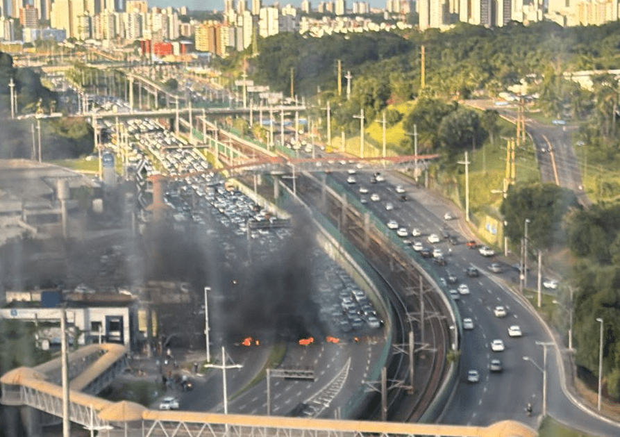 Manifestação interrompe trânsito na Avenida Paralela após morte de menina