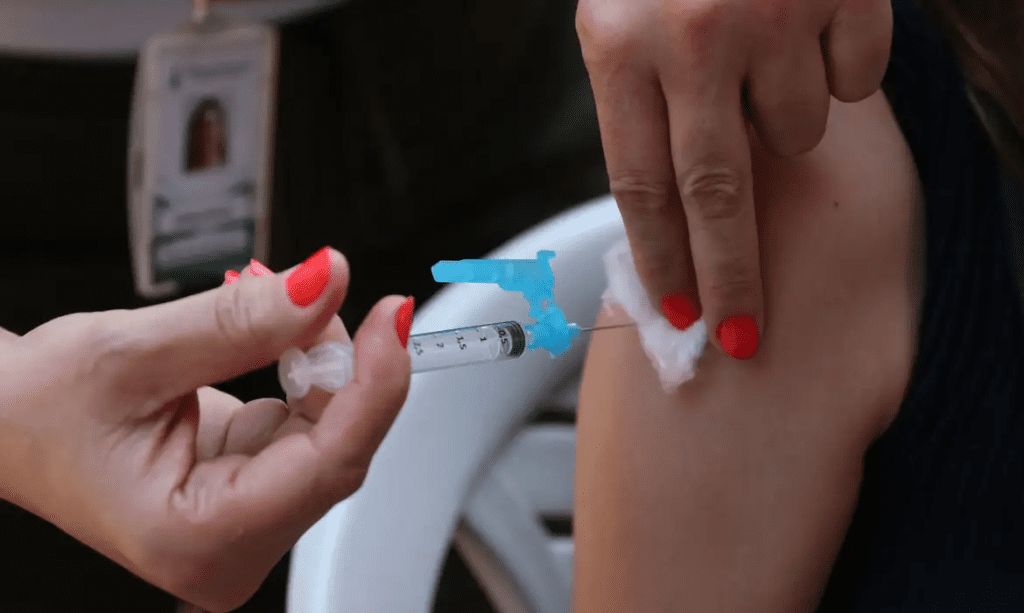 Salvador amplia faixa etária de vacinação contra a dengue nesta quinta-feira (7)