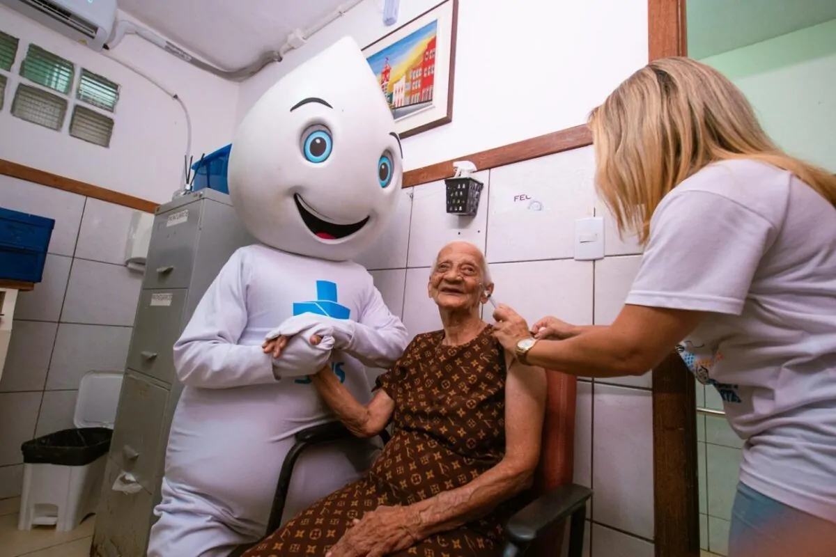 Vacina contra pneumonia passa a ser oferecida a idosos em Salvador