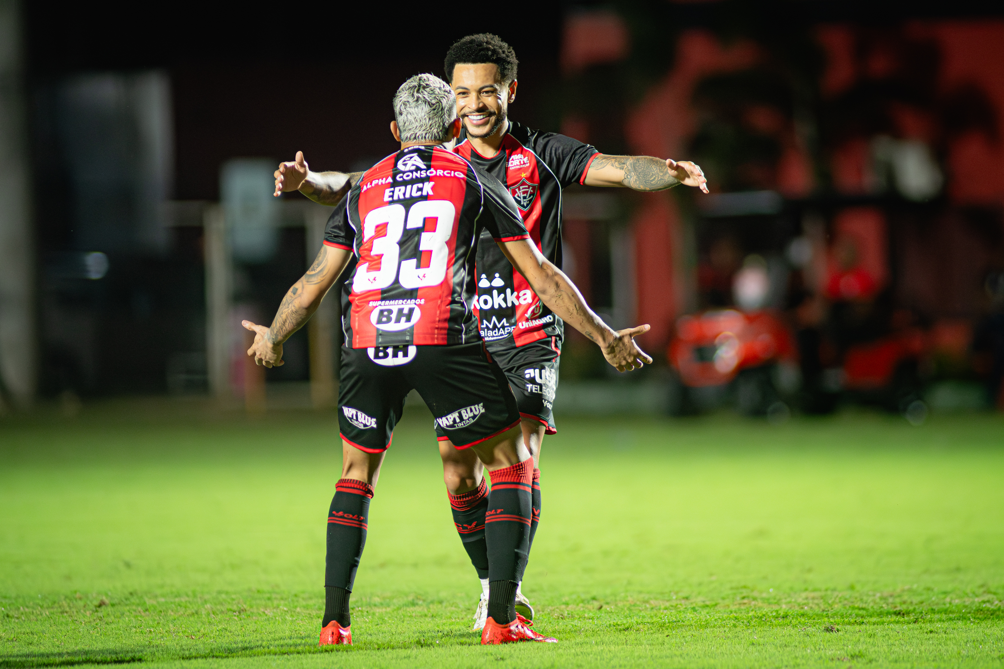 Vitória goleia Chapecoense e se mantem distante do z4
