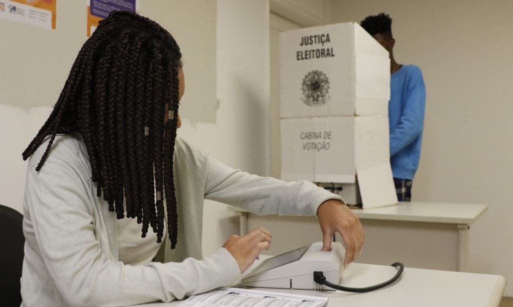 Em disputa acirrada Lula tem 46,53%votos, enquanto Bolsonaro 44,81%
