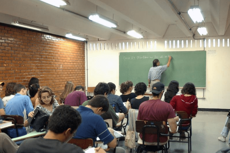 Alunos do Ensino Médio podem receber bolsa a partir de março