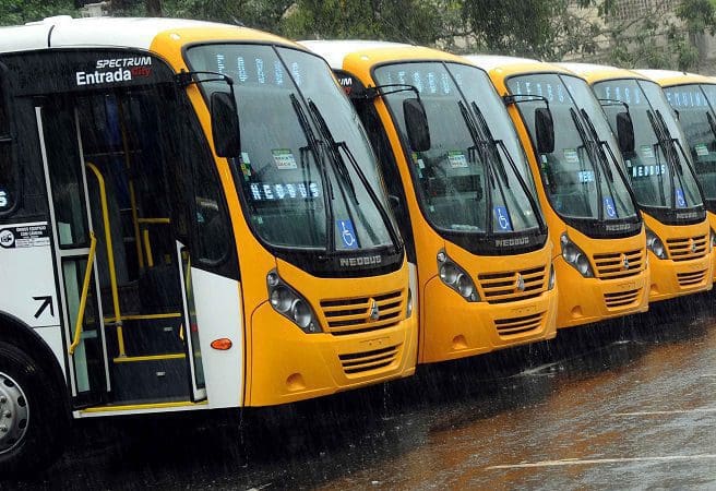 Após paralização de parte dos rodoviários, micro-ônibus operam de forma especial nesta quinta-feira (26) em Salvador
