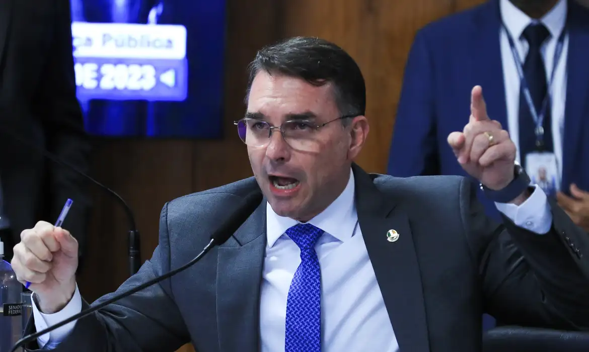 Justiça suspende entrega de Título de Cidadão Soteropolitano a Flávio Bolsonaro
