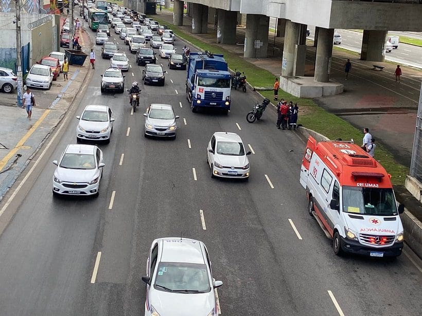 Acidente deixa trânsito lento na Av. Bonocô na manhã desta quarta (30)