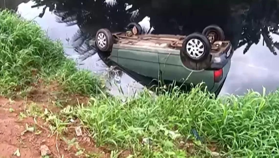 Carro cai dentro de um rio em Itapuã