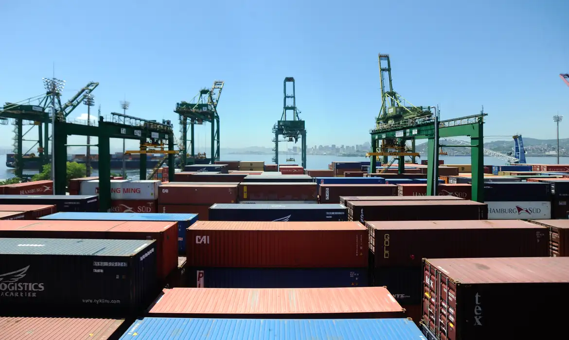 Balança comercial brasileira tem superávit em setembro