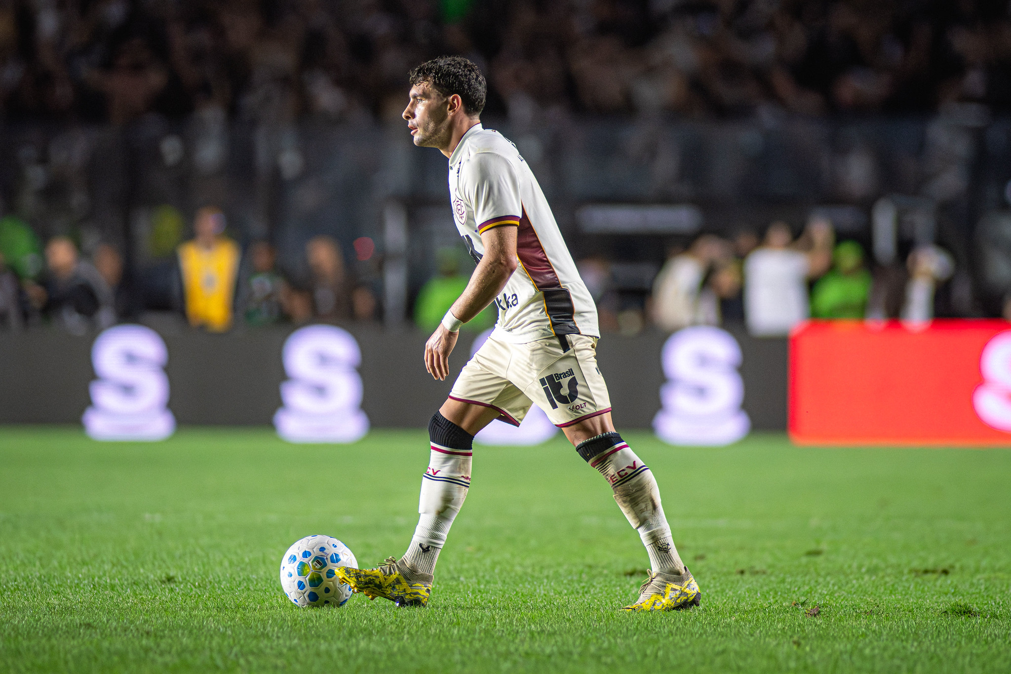 Vitória não surpreende, joga mal e segue sem vencer fora do Barradão