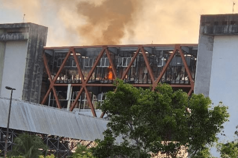 Incêndio atinge antigo Centro de Convenções