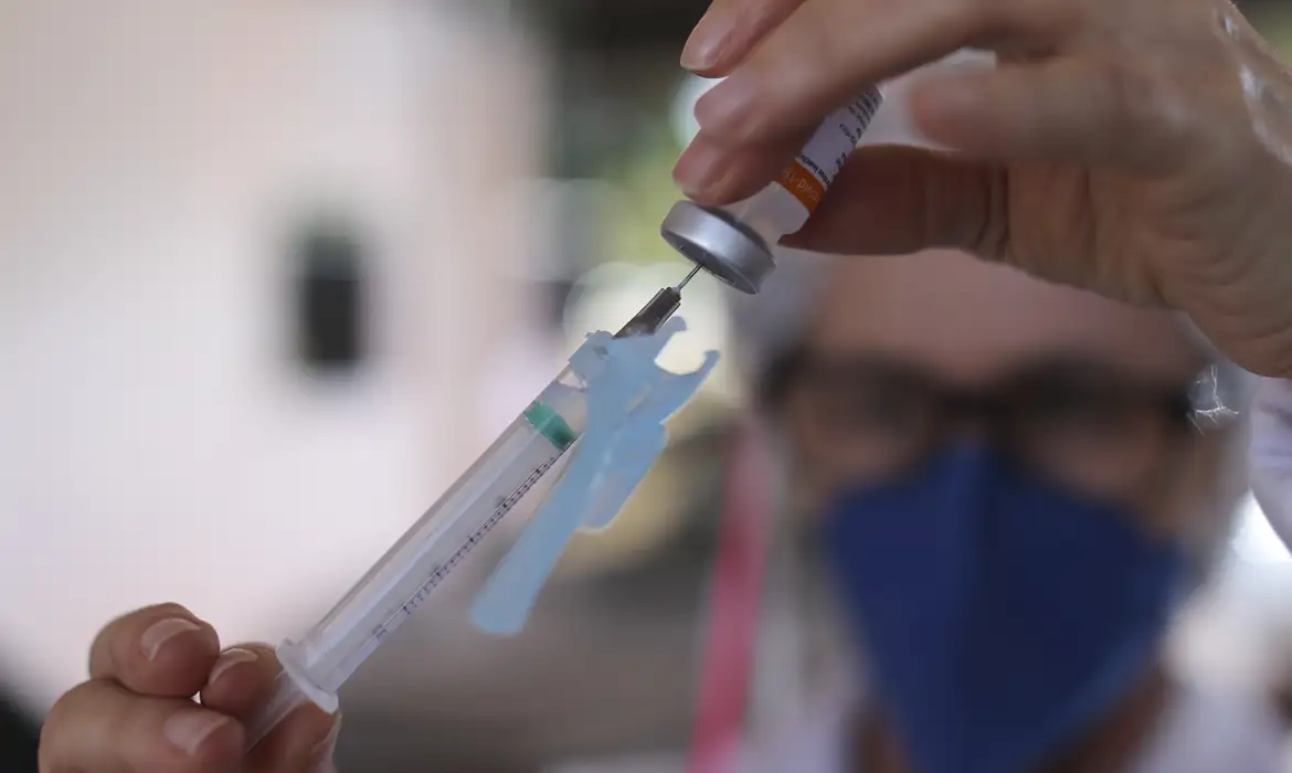 Milhões de adolescentes ainda não completaram vacina contra dengue