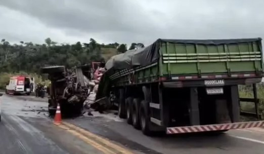 Caminhoneiro de 24 anos morre após colisão entre carretas na BR-101 em Itabela