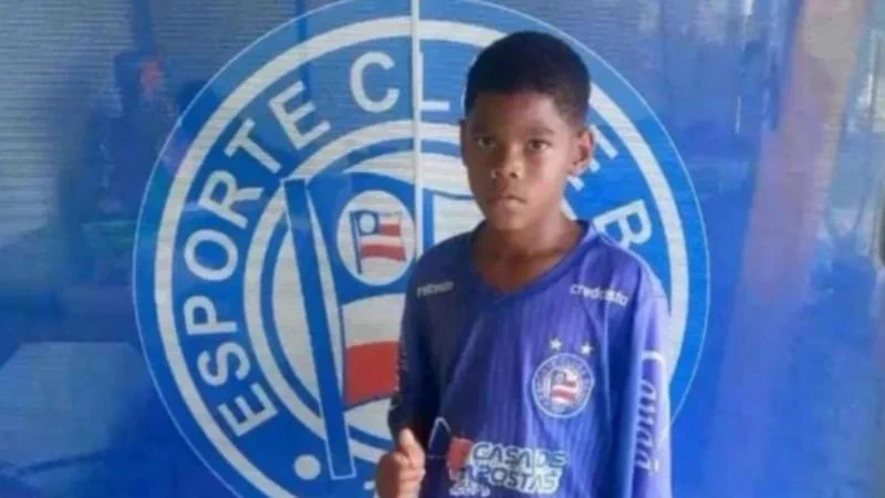 Menino de 11 anos é morto a tiros por criminosos dentro de casa