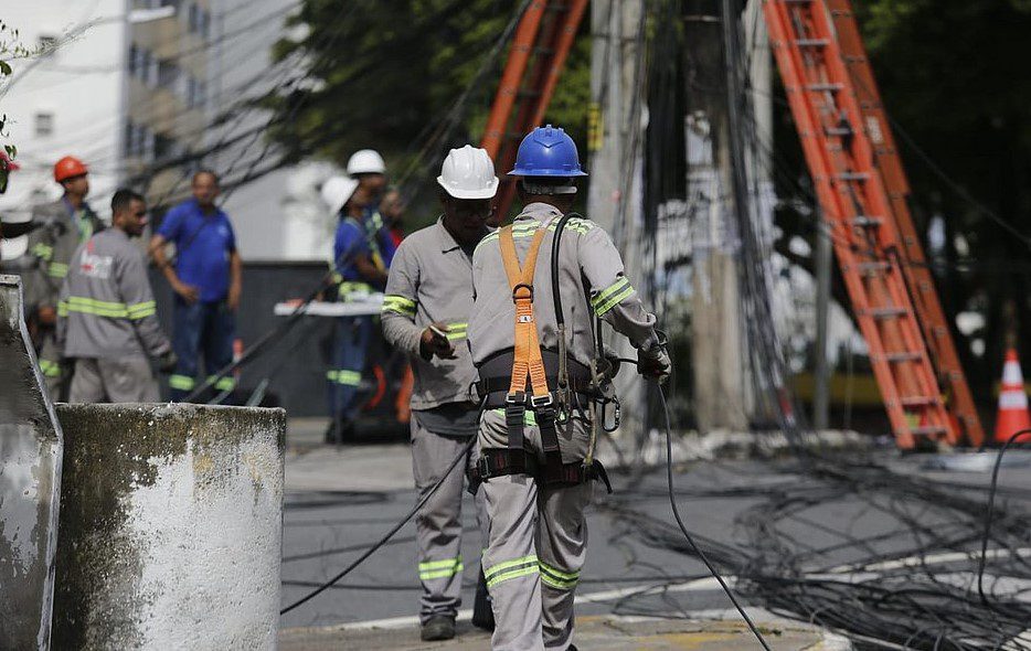 Postes pegam fogo na manhã desta terça-feira (14) em Salvador
