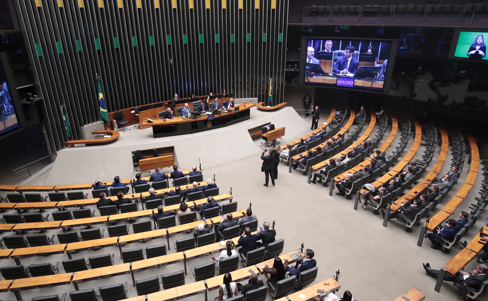 Centrão busca espaço no governo Lula após apoiar Flávio Bolsonaro