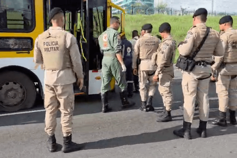 Homem em surto dirige ônibus roubado e é interceptado pela PM