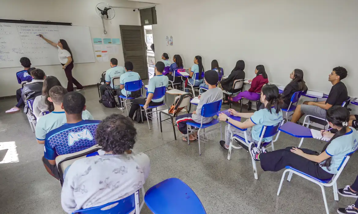 Brasil diminui diferenças para países ricos no desempenho escolar 