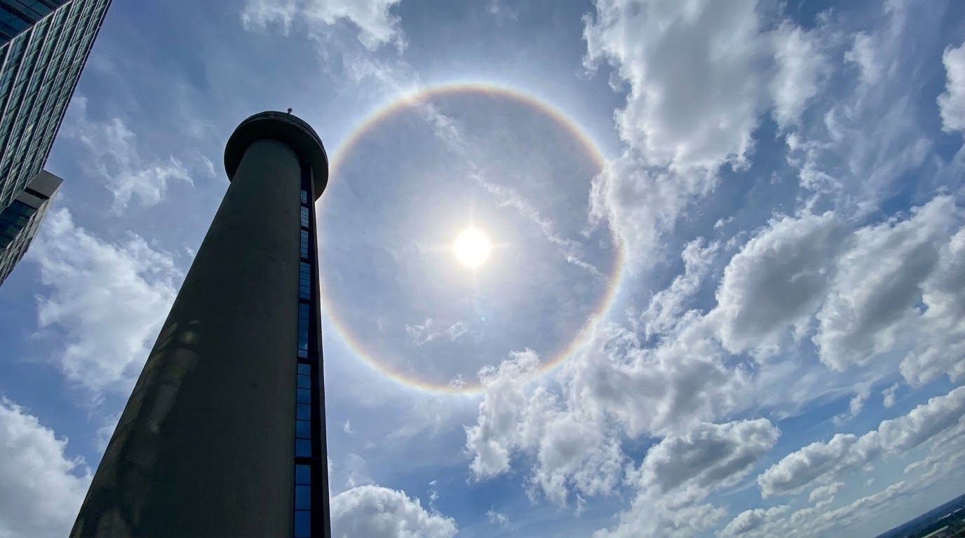 Arco-íris em volta do sol aparece no céu de Salvador nesta sexta-feira