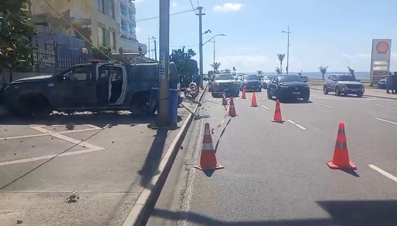Viatura da PM bate em poste e muro de condomínio na Pituba 