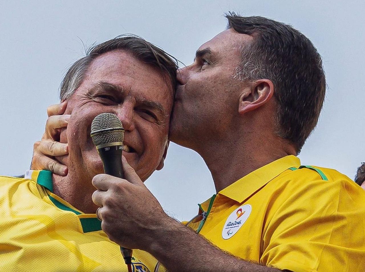 STF decide e Flávio poderá visitar Jair Bolsonaro nesta terça-feira (13)
