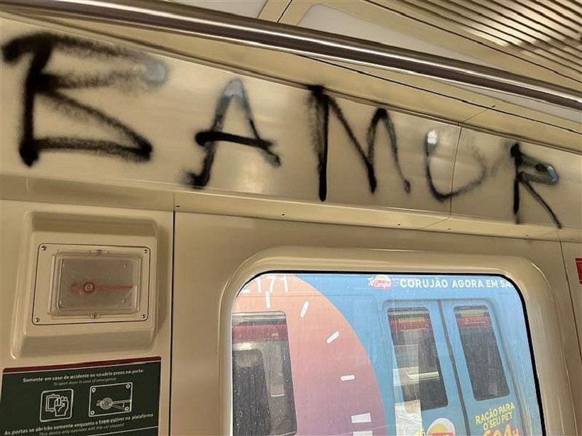 Efeito BAVI: Nome de torcida organizada é pichada nas estações e trens do metrô da CCR Metrô