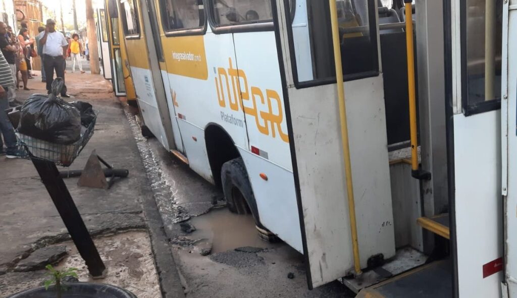 Ônibus preso em buraco deixa avenida suburbana congestionada