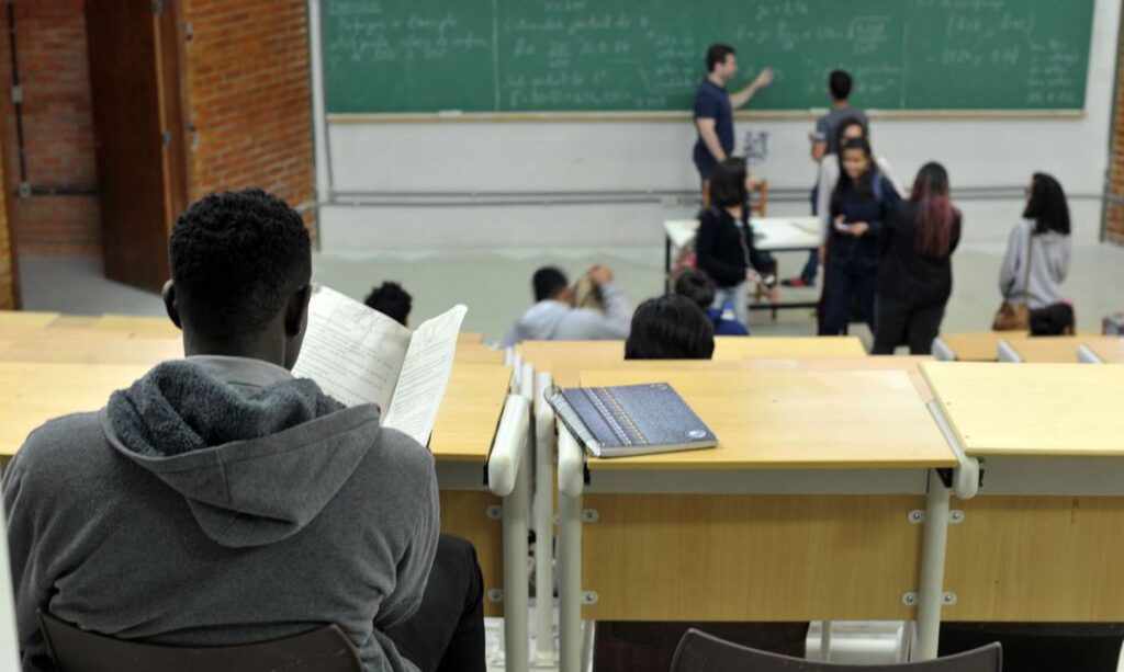 Escola é condenada por demitir professora após debate político
