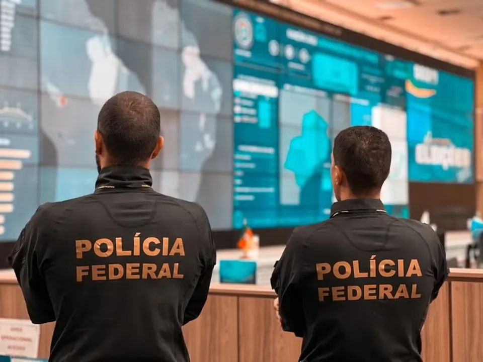 Homem é preso com broches equipados com câmeras para filmar voto