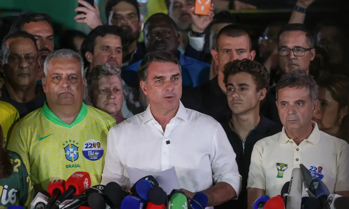 Flávio Bolsonaro se pronuncia após derrota no segundo turno das eleições