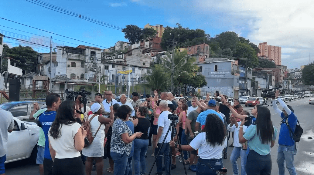 Permissionários do Mercado Ogunjá protestam contra interdição do espaço
