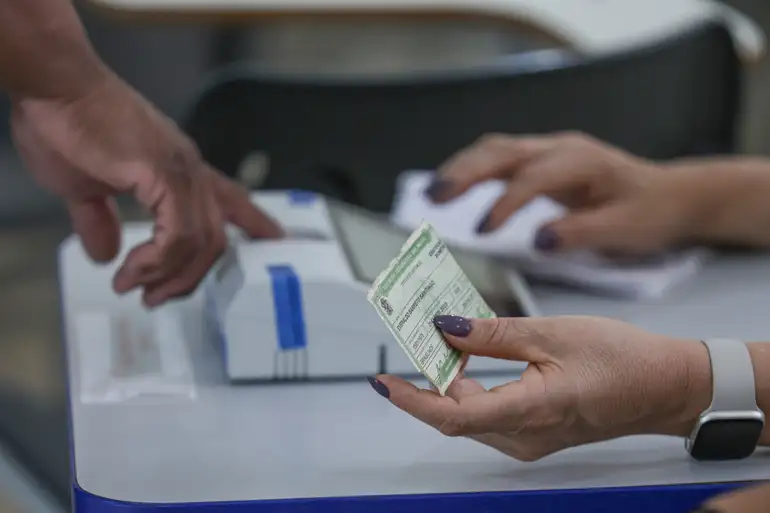 Colégios eleitorais fecham mesmo após ampliação do horário de votação 