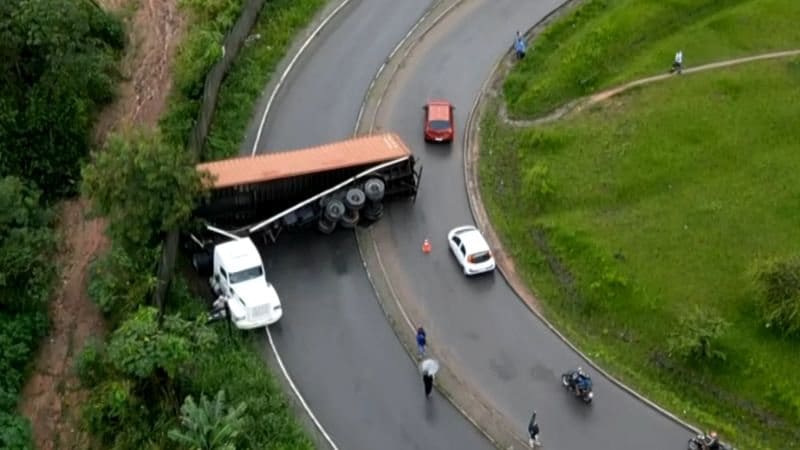 Carreta carregada de celulose tomba e deixa trecho da BR-324 em Salvador interditado