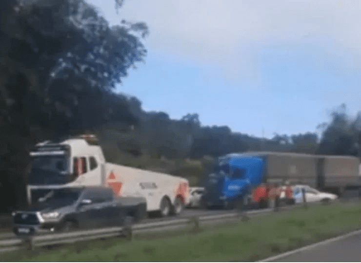 Acidente interdita BR-324 em Amélia Rodrigues