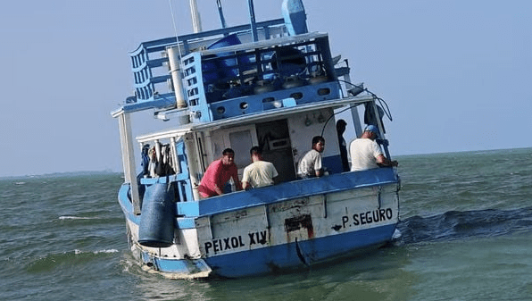 Barco à deriva com cinco pessoas é resgatado em Porto Seguro