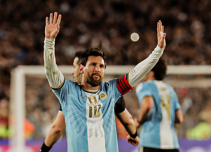 Messi se despede da Argentina com show em campo e homenagens