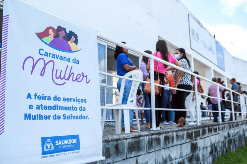 Caravana da Mulher chega ao bairro de Fazenda Coutos, em Salvador, neste sábado (17)