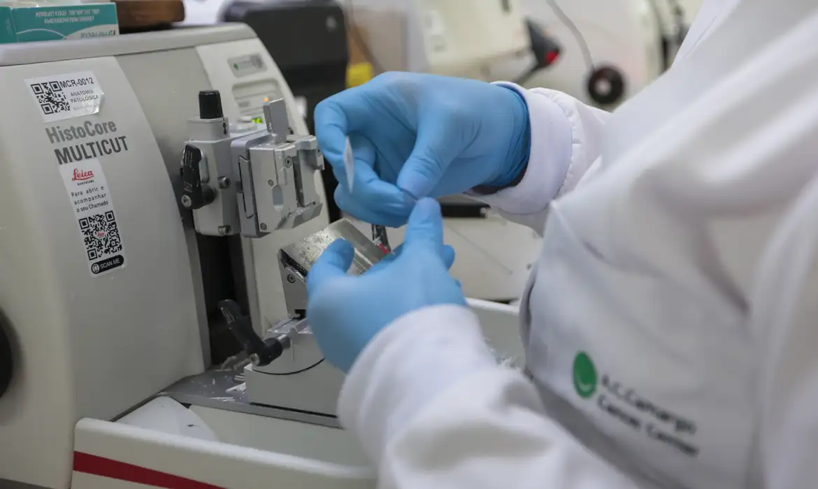 Alterações no DNA podem ajudar a explicar avanço de câncer cerebral em jovens