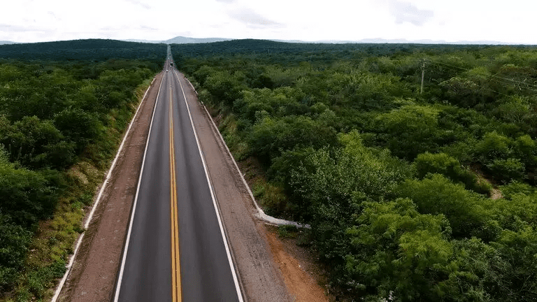 Motorista de carreta morre em acidente com ônibus em Santa Bárbara (BA)