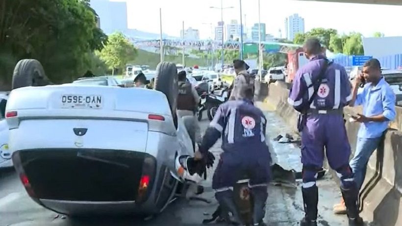 Capotamento de carro na BR-324 deixa o trânsito congestionado em diversos pontos de Salvador