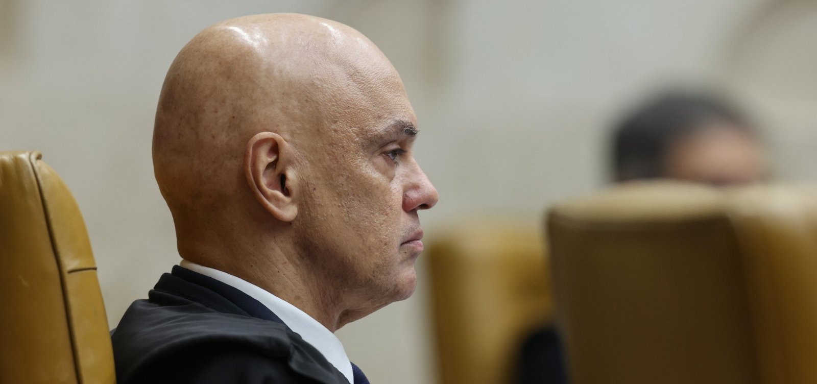 Moraes deve decidir sobre visita de Flávio Bolsonaro ao pai