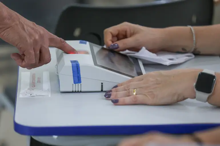 TSE suspende apuração dos votos após decisão do STF