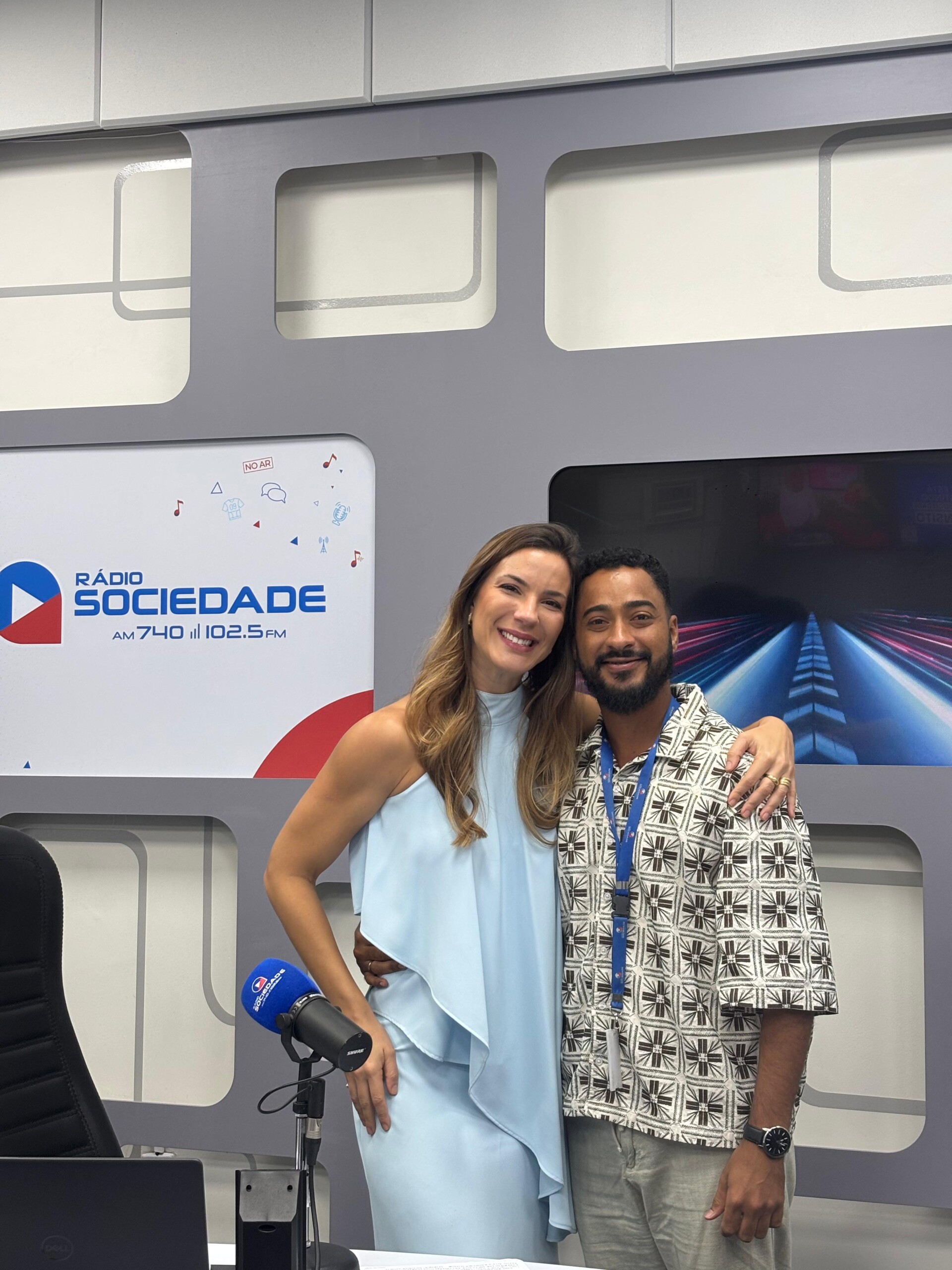 Estagiário da Rádio Sociedade emociona Jéssica com poema vencedor de festival