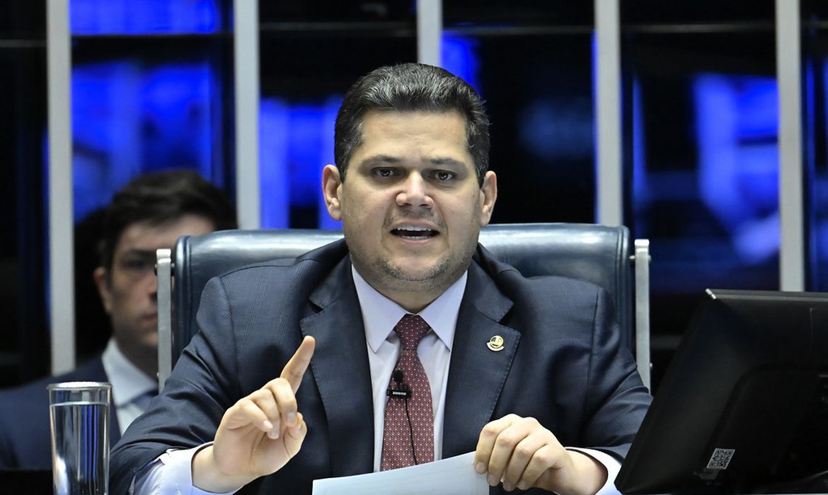 Alcolumbre mira reeleição e articula alianças