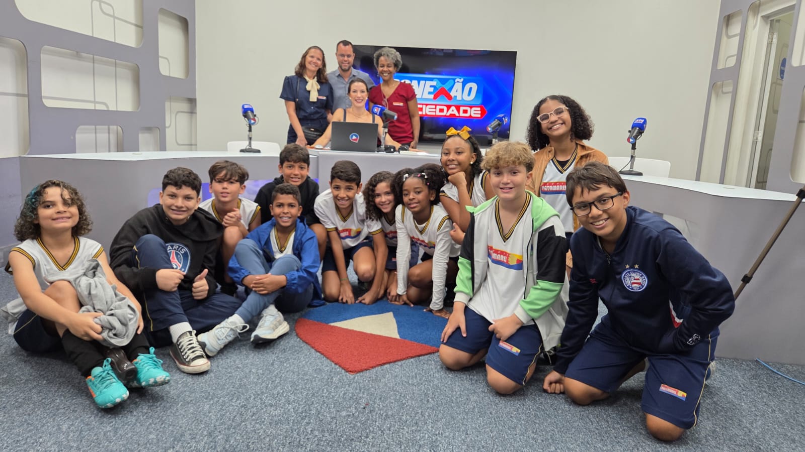Alunos da Escola Patamares visitam Rádio Sociedade para conhecer rotina do jornalismo