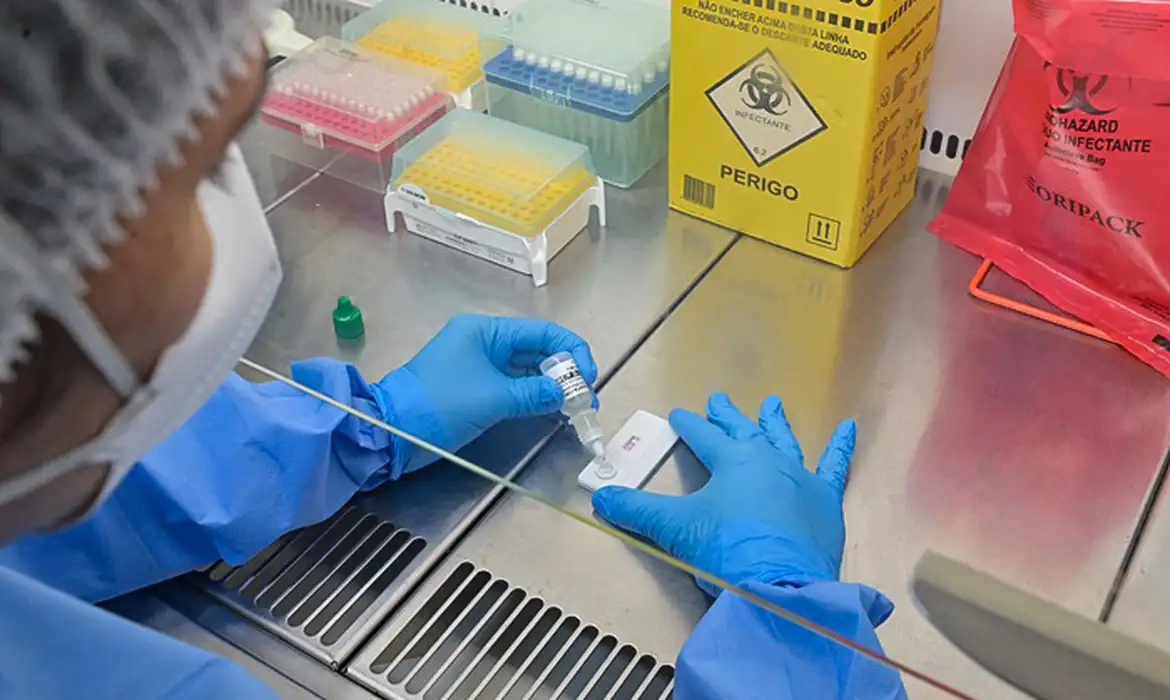 Anvisa reforça exigências para laboratórios no Brasil