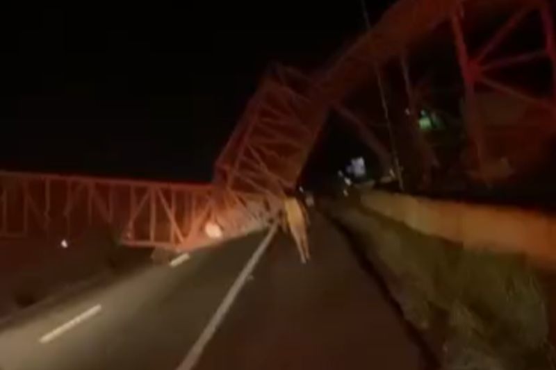 Caminhão derruba passarela e interdita trecho da BR-324